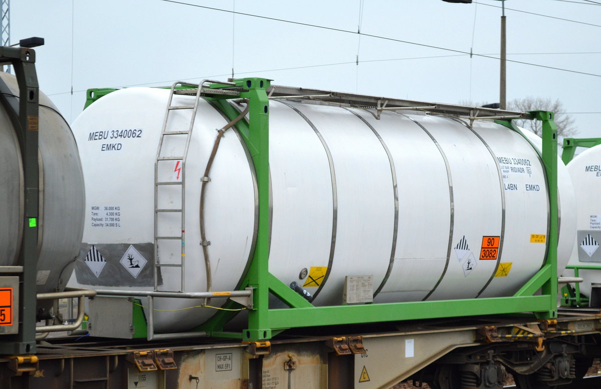 Tankcontainer Fa.? (UN-Nr. 90/3082 = umweltgefährdender, flüssiger Inhalt (Stoff)) am 12.04.16 Bf. Flughafen Berlin-Schönefeld.