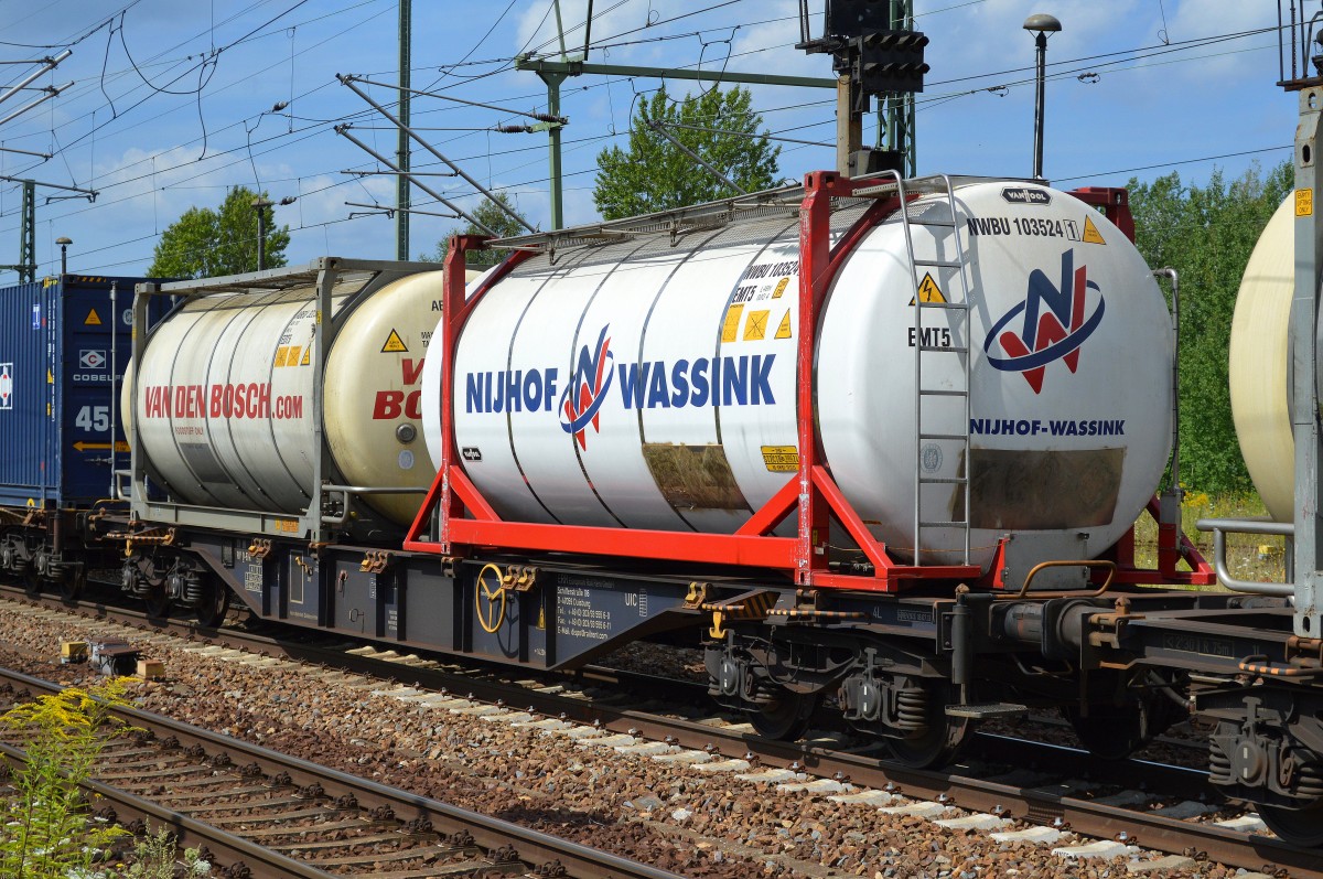 Tankcontainer der niederländische Logistiker Van den Bosch und NIJHOF WASSINK, zwei Firmen die seit jahren eng kooperieren sind häufiges KLV-Ladegut im Bahngeschäft vor allem auch Richtung Polen wo in Kutno ein großes Logistikcenter der Fa. NIJHOF WASSINK sich befindet, 01.08.14 Bhf. Flughafen Berlin-Schönefeld. 