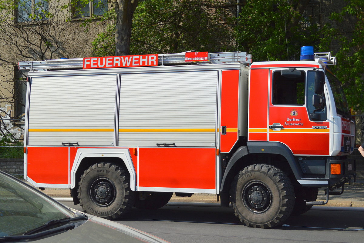Tanklöschfahrzeug TLF 16/24TR, ein MAN 10.224 LAEC der Freiwilligen Feuerwehr Berlin-Niederschönhausen am 11.05.16 beim Großbrand in Berlin-Lichtenberg Hertzbergstr.