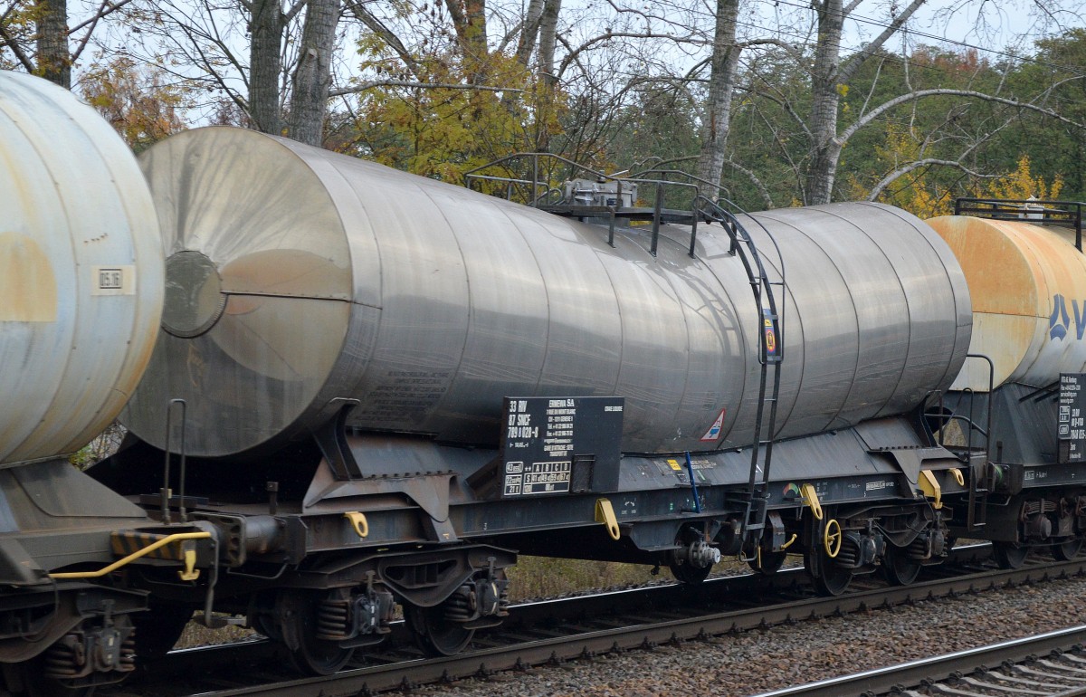 Tatsächlich noch mit nicht aktueller Nr. unterwegs dieser französische Knickkesselwagen vom Einsteller ERMEWA SA mit der Nr. 33 RIV 87 SNCF 789 8 028-8 am 06.11.15 Mühlenbeck/Mönchmühle b. Berlin.