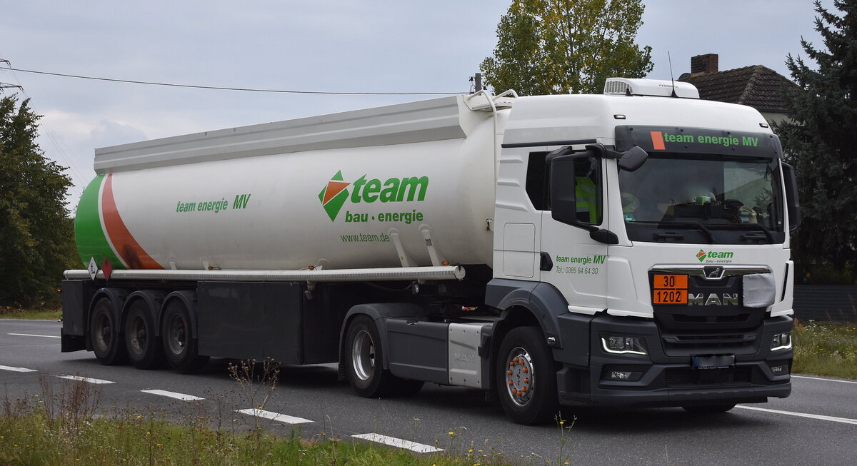 team energie GmbH & Co. KG mit einem Tank-Sattelzug mit MAN Zugmaschine, Tankinhalt siehe UN-Nr.: Dieselkraftstoff oder Gasöl oder Heizöl (leicht) am 01.10.25 Höhe Bahnübergang Rodleben.