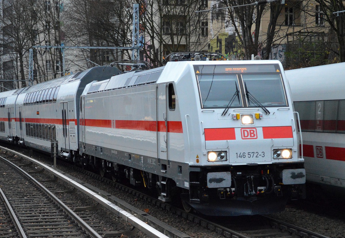 Testfahrten mitten in Berlin, während die DB Prominenz ihren ersten ICE 4 in Berlin tauften und präsentierten war 146 572-3 (NVR-Number: 91 80 6146 572-3 D-DB, Bombardier Bj.2015) mit den Twindexx Doppelstockwagen + Steuerwagen auf dem Berliner Innenring unterwegs, 04.12.15 Berlin Prenzlauer Allee.