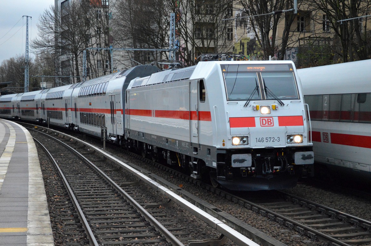 Testfahrten mitten in Berlin, während die DB Prominenz ihren ersten ICE 4 in Berlin tauften und präsentierten war 146 572-3 mit den Twindexx Doppelstockwagen + Steuerwagen auf dem Berliner Innenring unterwegs, 04.12.15 Berlin Prenzlauer Allee.