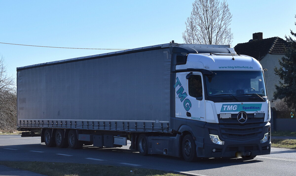 TMG Spedition GmbH mit einem Sattelzug mit MB ACTROS 1846 Zugmaschine am 18.03.25 Höhe Bahnübergang Bahnhof Rodleben.