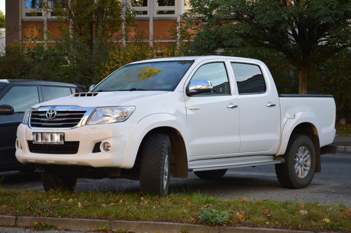 TOYOTA HILUX Pickup in weiß am 08.10.14 Berlin-Pankow.