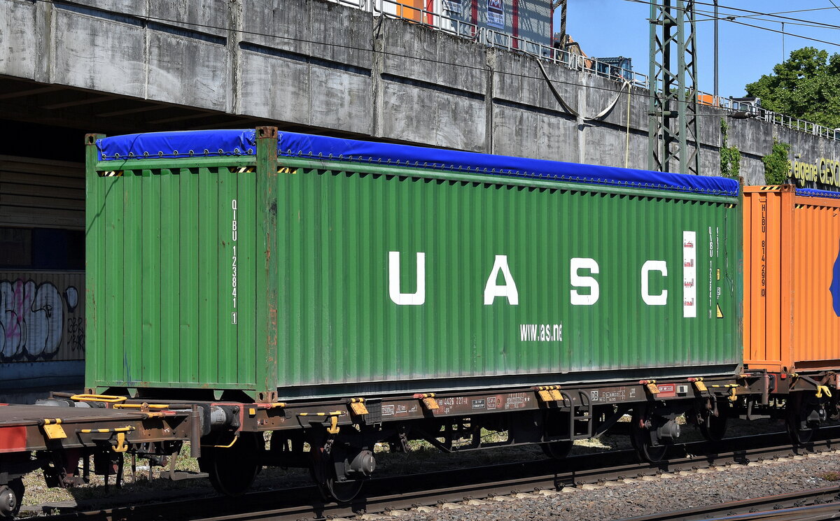 Tragwagen mit zwei Radsätzen, der für den Transport von Containern und Wechselbehältern im kombinierten Ladungsverkehr der DB Cargo mit der Nr. 31 RIV 80 D-DB 4426 221-8 Lgs 580 in einem Containerzug am 20.05.25 Höhe Bahnhof Hamburg-Harburg.