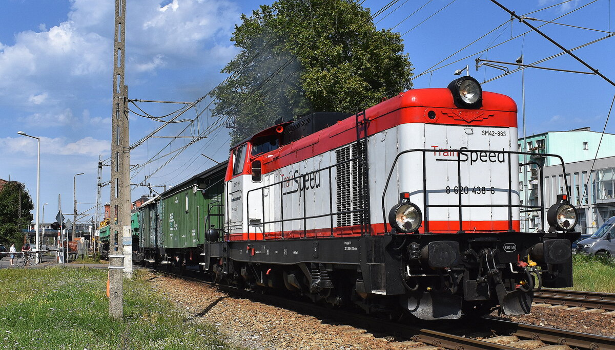 Trainspeed sp. z. o o. mit ihrer  SM42-883  (NVR:  98 51 8 620 438-6 PL-TRSPE ) und einem Gleisbaumaschinenzug mit Bahndienstwagen, Schüttgutkippwagen u Gleisbauschienenkran der Fa.  Zakład Robót Komunikacyjnych – DOM w Poznaniu Sp. z o.o. am 13.08.25 Höhe Bahnhof Kostrzyn nad Odrą.