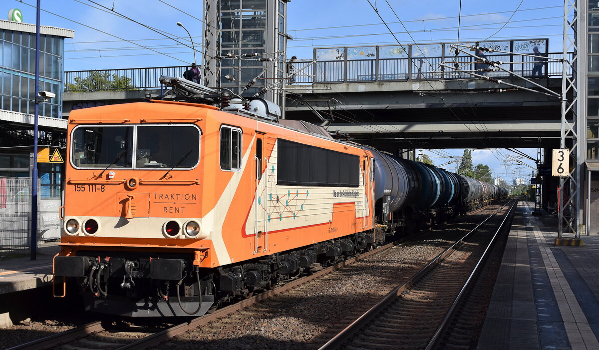 Traktion4Rent GmbH, Saalburg-Ebersdorf mit ihrer jetzt in orange/weißer Farbe gekleideten   155 111-8  [NVR-Nummer: 91 80 6155 111-8 D-TFR], ob BUDAMAR WEST GmbH weiterhin die Lok angemietet hat ist unklar und einem Kesselwagenzug (leer) Richtung Stendell am 28.07.25 Durchfahrt Bahnhof Berlin Hohenschönhausen.