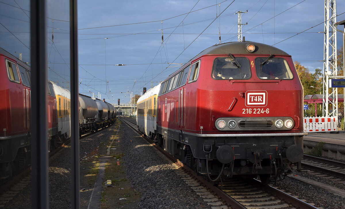 Traktion4Rent GmbH, Saalburg-Ebersdorf mit ihrer  216 224-6  (NVR:  92 80 1216 224-6 D-TFR ) und einem DB Systemtechnik-Messwagen am Haken (Überführungsfahrt?) am 20.10.25 Durchfahrt Bahnhof Elsterwerda.