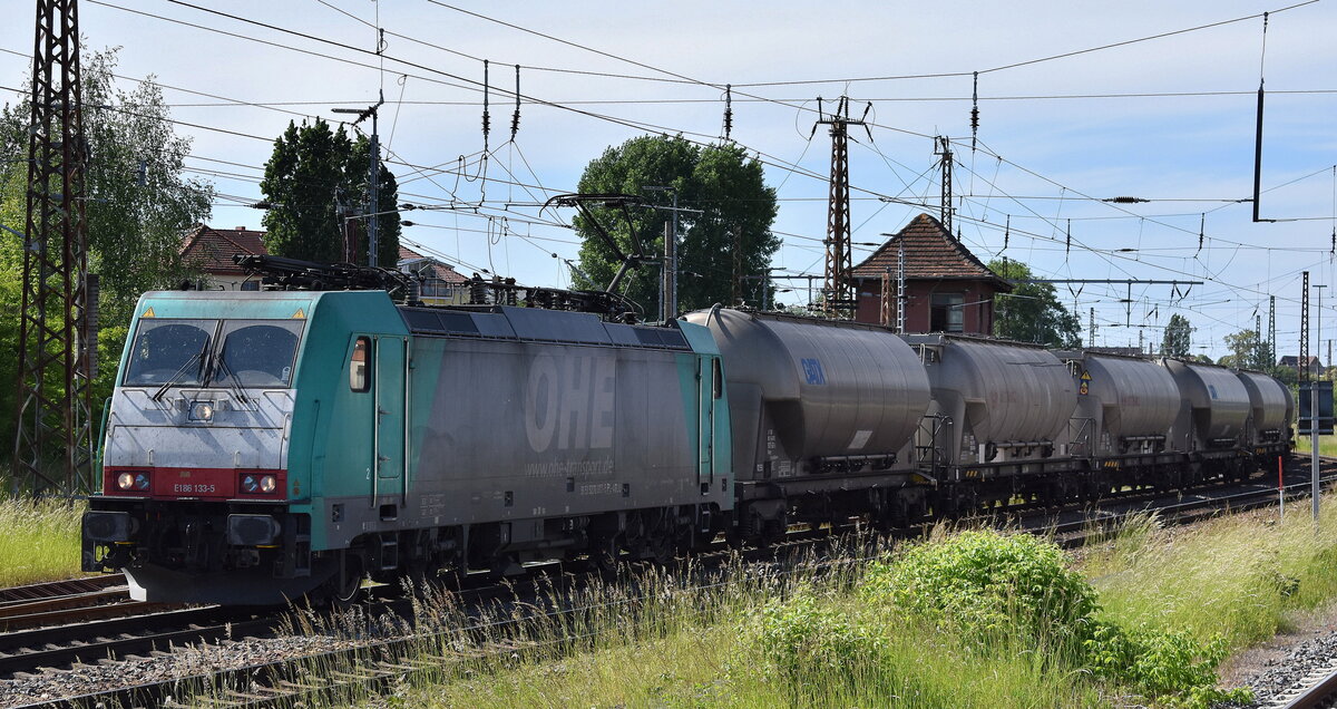 Transchem Sp. z o.o., Włocławek [PL] mit der geleasten polnischen ATLU Lok  E186 133-5  [NVR-Nummer: 91 51 5270 007-5 PL-ATLU] und einem Staubgutzug Richtung Polen am 21.05.25 Höhe Bahnhof Frankfurt (oder).