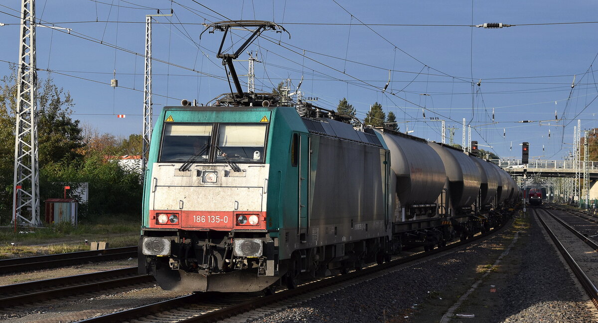 Transchem Sp. z o.o., Włocławek [PL] mit der geleasten ATLU Lok  186 135-0  [NVR-Nummer: 91 80 6186 135-0 D-ATLU] und einem Kessel- u. Staubwagengutzug am 20.10.25 Höhe Bahnhof Elsterwerda.