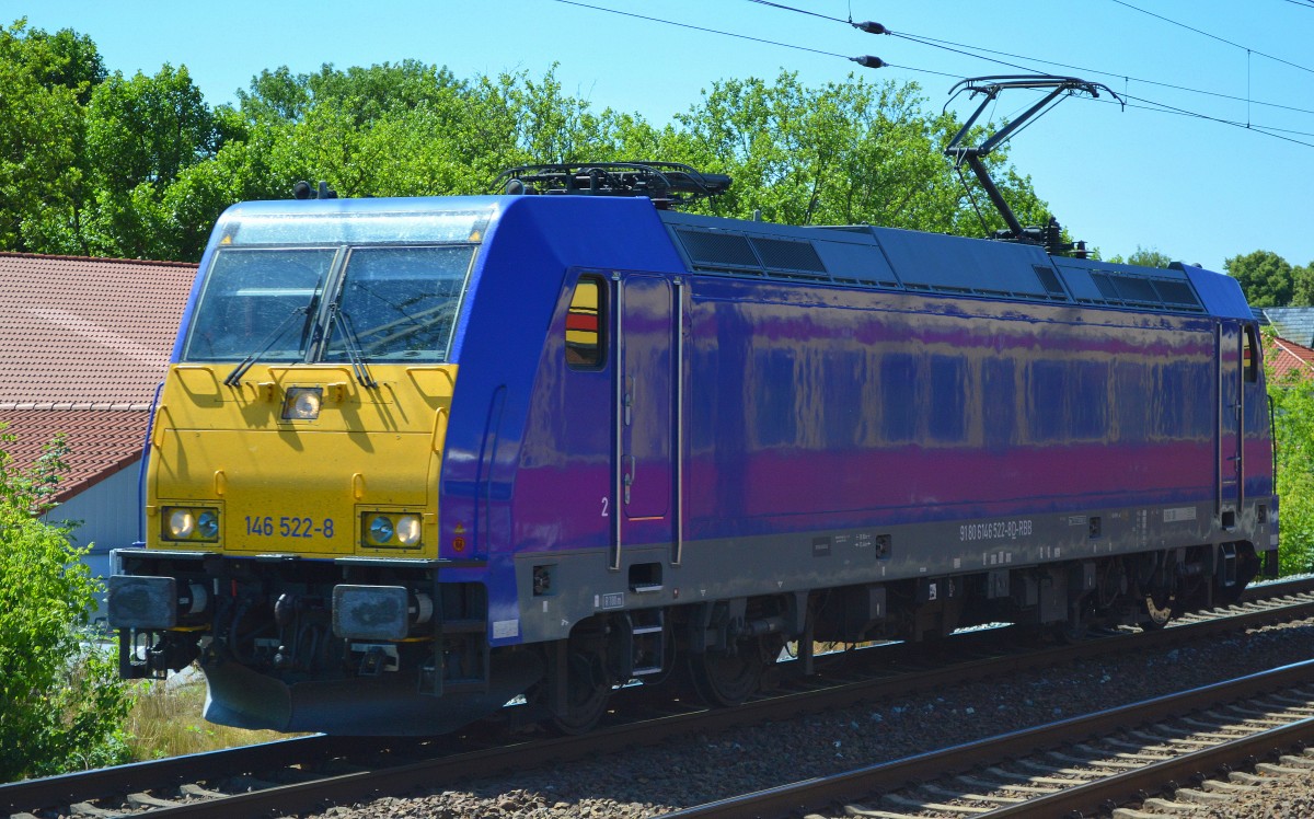 Transdev GmbH mit ihrer 146 522-8 Richtung Stendell (Schwedt), interessanter ungewollter optischer Effekt da die Sonne schon fast senkrecht stand ist die sich spiegelnde Berliner S-Bahn an der glänzenden Seitenfront, 01.07.15 Berlin-Karow.