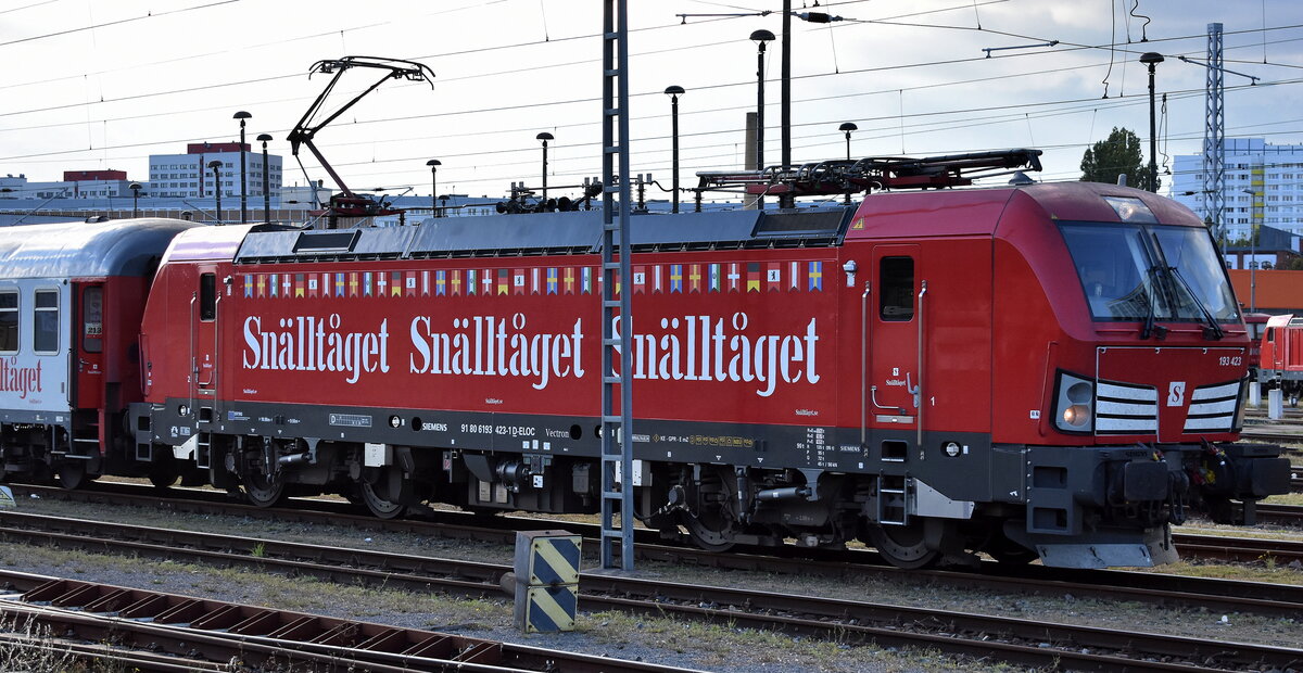 Transdev Sverige AB für die schwedische Snälltåget AB mit der geleasten ELL Vectron  193 423  [NVR-Nummer: 91 80 6193 423-1 D-ELOC] mit dem Nachtzug nach Stockholm bei den Vorbereitungen zur Bereitstellung am 29.09.25 Rangiergelände Bahnhof Berlin Lichtenberg. 