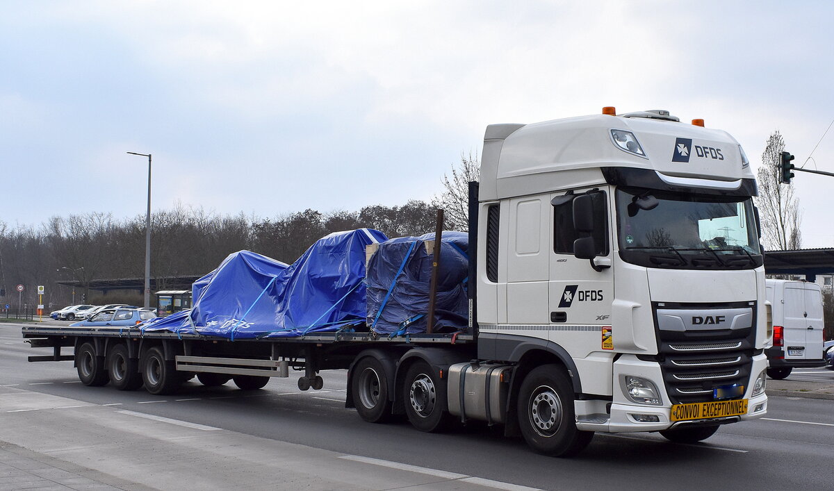 Transport Logistiker DFDS mit einem niederländischem Sattelzug mit Flachtrailer mit DAF XF 480 Zugmaschine am 25.03.25 Berlin Marzahn.