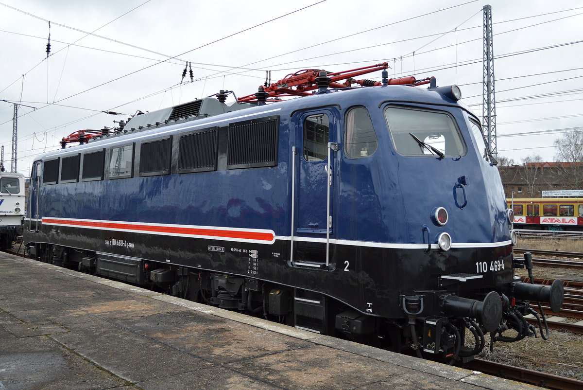 TRI - Train Rental GmbH mit der sehr schönen 110 469-4 (91 80 6 110 469-4 D-TRAIN, Henschel Bj.1966) mit Bügelfalte, heute Nachmittag abgestellt im Bf. Berlin-Lichtenberg, 07.03.17