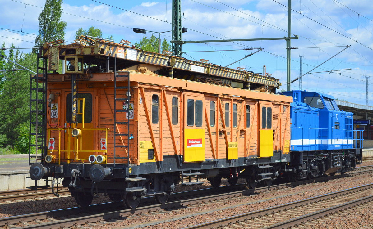 Trotz antikem Äußerem weiterhin im Einsatz, die Fahrleitungsmontagewagen 579 der DB Bahnbau Gruppe (80 80 970 8 009-3),dieser hier im RAW Stendal 1989 umgebaut, hier am Haken von SLG V 100-SP-001 am 04.07.17 Bf. Flughafen Berlin-Schönefeld.