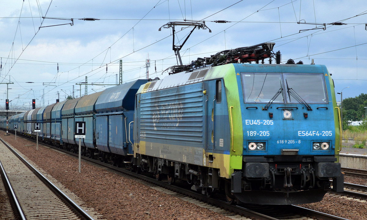 Trotz der immer größer werdenden Vectron Flotte der PKP Cargo ist die EU45-205/189-205 immer noch tätig für das polnische EVU, hier am 02.08.16 mit Ganzzug Schüttgutwagen bei der Durchfahrt im Bf. Flughafen Berlin-Schönefeld. Nette Grüße an den Tf !!! 
