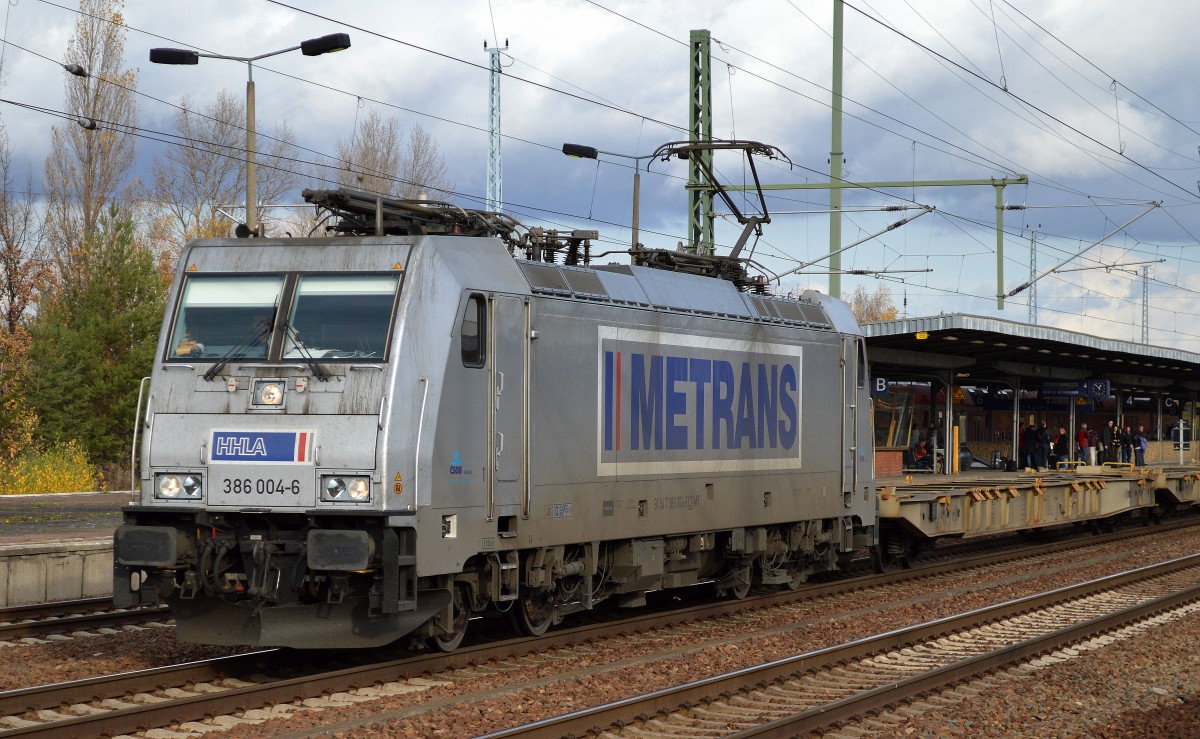 Tschechische METRANS/HHLA 386 004-6 (91 54 7386 004-6 CZ-MT, Bombardier Bj.2014) mit schwach ausgelastetem Containerzug am 09.11.15 Bhf. Flughafen Berlin-Schönefeld. Viele Grüße an den freundlich hupenden TF in der Lok.