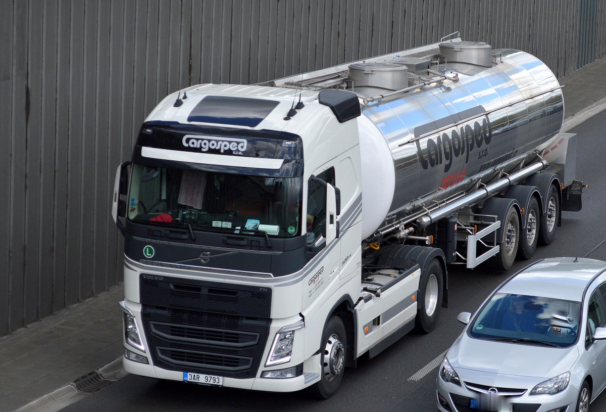 Tschechische VOLVO FH 500 Zugmaschine mit Tankauflieger der Fa. Cargosped s.r.o am 07.05.15 Berliner Stadtautobahn Höhe Knobelsdorffstr.