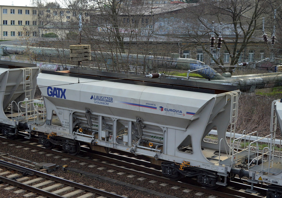 Tschechischer Drehgestell-Schüttgutwagen mit dosierbarer Schwerkraftentladung vom Einsteller GATX mit der Nr. 83 TEN 54 CZ-GATXD 69 85 423-5 Fa ccns mit EUROVIA Logo + Aufschrift LAUSITZER GRAUWACKE in einem HHPI Schüttgutzug am 05.04.16 Berlin-Springpfuhl.