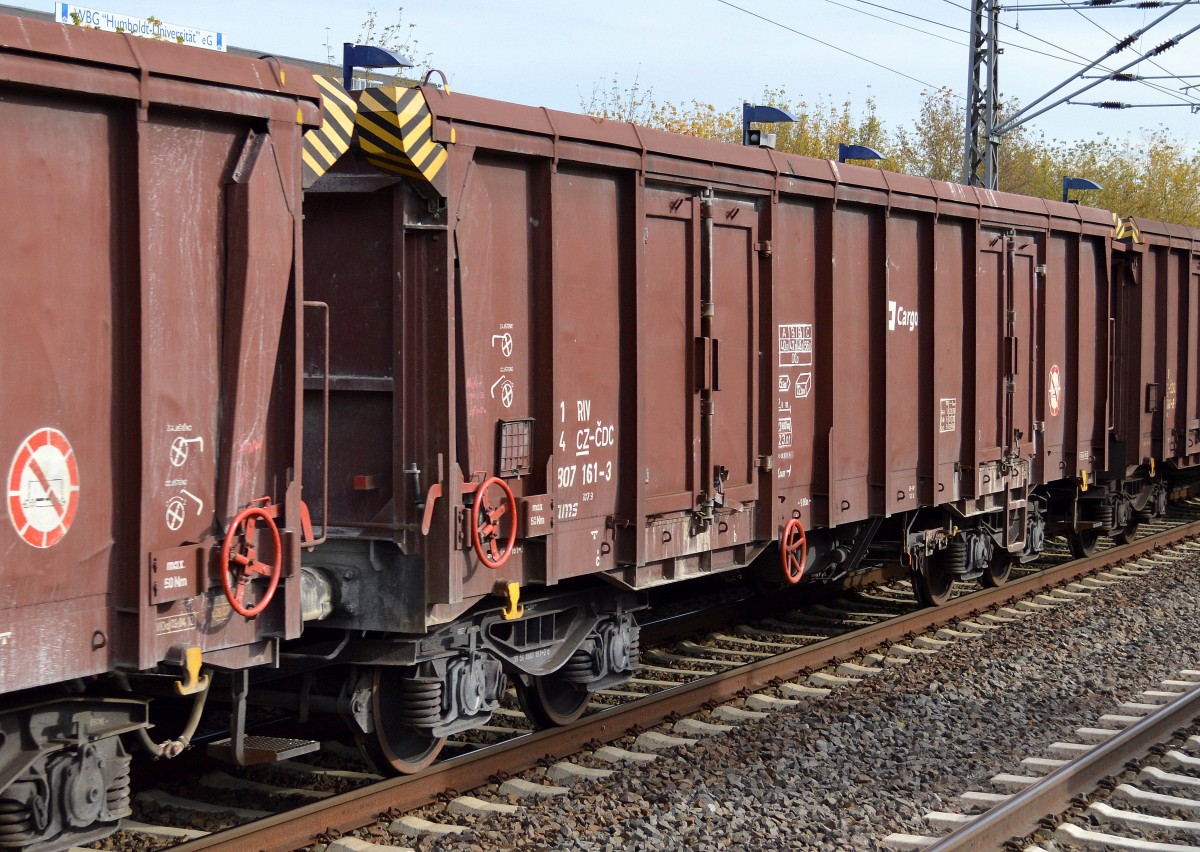 Tschechischer Drehgestellwagen mit Rolldach der CD mit der Nr. 31 RIV 54 CZ-CDC 8907 161-3 Tams 107.9 am 10.10.14 Berlin-Hohensch�nhausen.