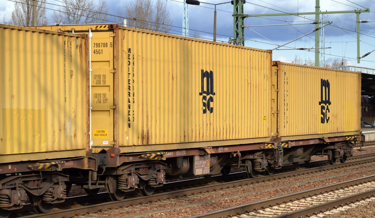 Tschechischer Gelenk-Containertragwagen der Fa. METRANS mit der Nr. 33 RIV 54 CZ-MT 4960 524-5 Sggrss 576.0 DOM.ST:PRAHA-UHRNEVES am 09.11.15 Bjf. Flughafen Berlin-Sch�nefeld.