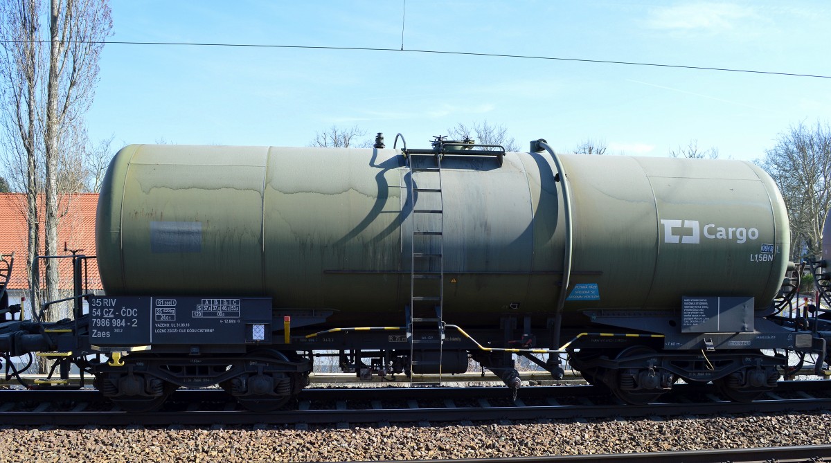 Tschechischer Kesselwagen der CD Cargo mit der Nr. 35 RIV 54 CZ-CDC 7986 984-2 Zaes 343.3 in einem Ganzug gleichartiger Wagen am 20.03.14 Berlin-Karow.