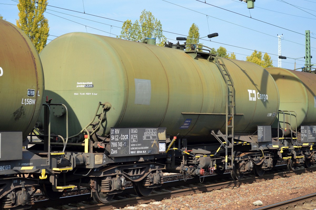 Tschechischer Kesselwagen der CD Cargo mit der Nr. 31 RIV 54 CZ-CDCR 7986 745-1 Zaes 343.2 am 04.10.15 Bhf. Flughafen Berlin-Sch�nefeld.