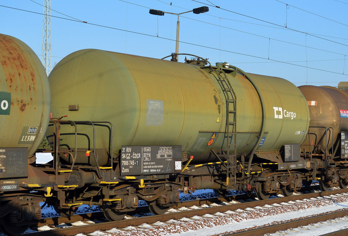 Tschechischer Kesselwagen der CD Cargo mit der Nr. 31 RIV 54 CZ-CDR 7986 745-.1 Zaes 343.2 am 10.01.17 in einem gemischten Güterzug Bf. Flughafen Berlin-Schönefeld.