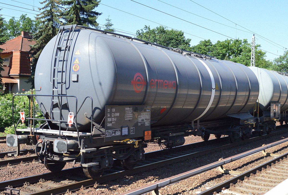 Tschechischer Kesselwagen vom Einsteller ERMEWA mit der Nr. 33 TEN 54 CZ-ERMW 7838 170-0 Zacns 399.8-3 (UN-Nr. 39/2055 = Styrol) am 02.07.15 Berlin Hirschgarten.