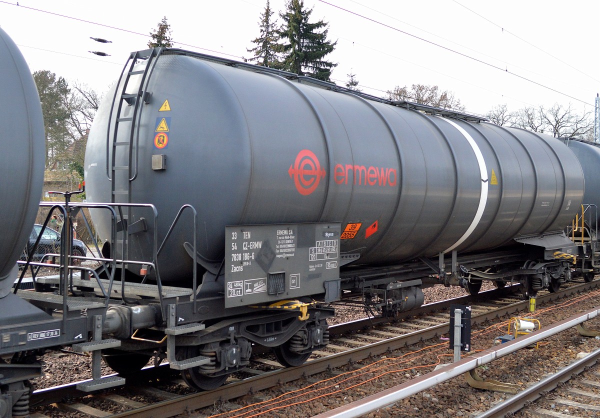 Tschechischer Kesselwagen vom Einsteller ERMEWA mit der Nr. 33 TEN 54 CZ-ERMW 7838 186-6  Zacns 399.8-3 (UN-Nr.39/2055 = Styrol) am 03.03.16 Berlin-Hirschgarten.