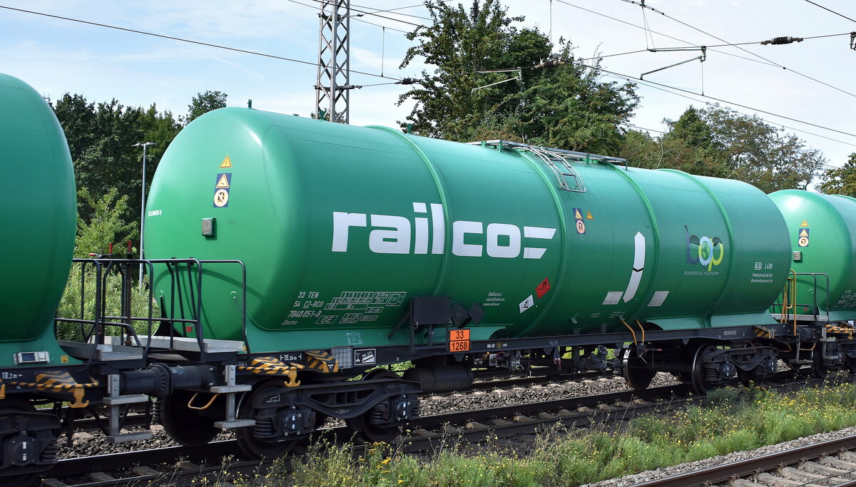 Tschechischer Kesselwagen vom Einsteller Railco a.s. mit der Nr. 33 TEN 54 CZ-RCO 7840 051-8 Zacns (GE) mit Firmenlogo der Fa. Business Oil Platform Limited für das Ladegut Erdöldestillate, N.A.G. oder Erdölprodukte, N.A.G. siehe UN-Nr.: 33/1268 in einem Ganzzug am 07.08.25 Höhe S-Bahnhof Dedensen/​Gümmer.