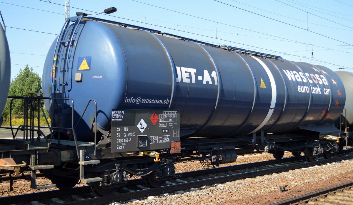 Tschechischer Kesselwagen vom Einsteller Wascosa AG f�r den Transport von Kerosin (UN-Nr. 30/1863) mit der Nr. 33 TEN 54 CZ-WASCO 7838 050-4 Zacns 399.8-2 am 03.09.14 Bhf.Flughafen Berlin-Sch�nefeld.  