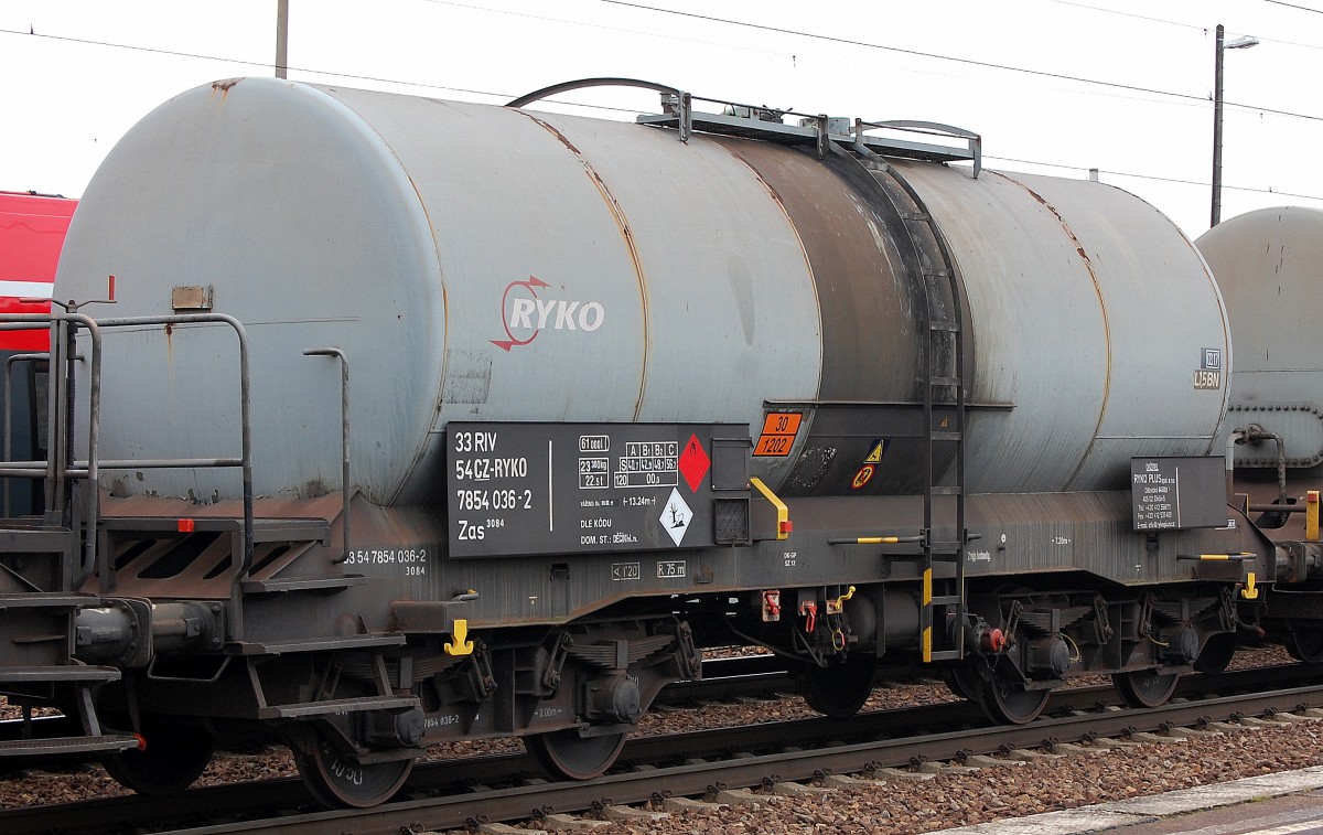 Tschechischer Kesselwagen der Fa. RYKO PLUS spol. sr.o. eingestellt mit der Nr. 33 RIV 54 CZ-RYKO 7854 036-2 Zas 3084, lt. Gefahstofftafel f�r den Transport von Diesekraftstoff, 21.11.13 Bhf. Flughafen Berlin-Sch�nefeld.