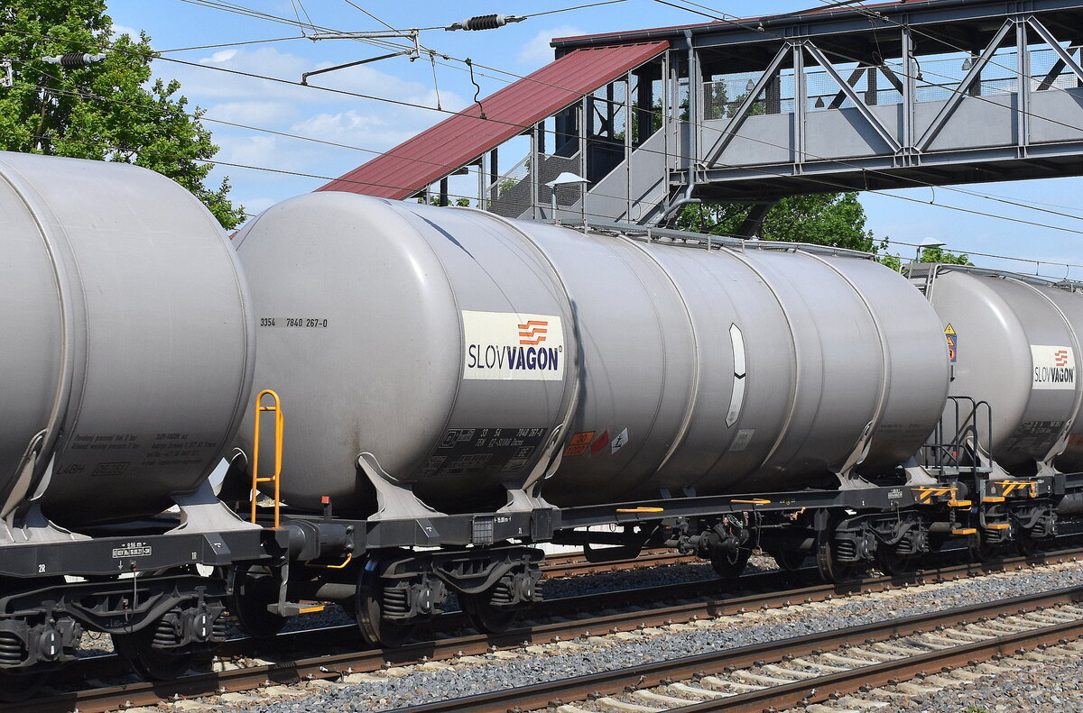 Tschechischer Kesselwagen vom slowakischen Einsteller SLOV-VAGON mit der NR. 33 TEN 54 CZ-SLVAG 7840 267-0 Zacns (GE), für die Befüllung mit Dieselkraftstoff sie UN-Nr.: 30/1202 in einem Ganzzug  am 12.05.25 Höhe Bahnhof Saarmund.