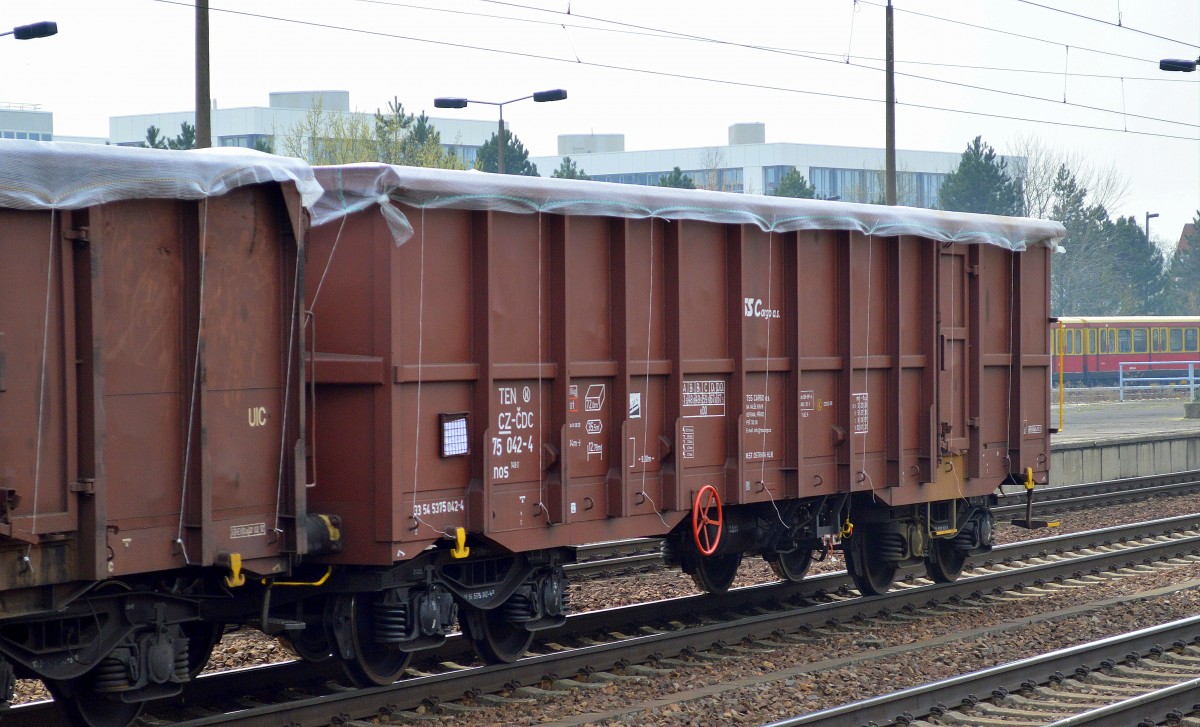 Tschechischer offner G�terwagen mit Folie abgedeckt vom Einsteller TSS Cargo a.s. mit der Nr. 33 TEN 54 CZ-CDC 5375 042-4 Eanos 149.0 am 01.04.14 Bhf. Flughafen Berlin-Sch�nefeld.