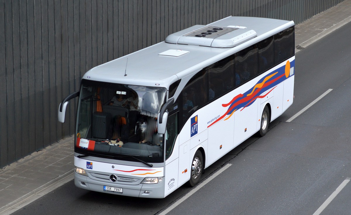 Tschechischer Reisebus der Fa. APT, ein MB TOURISMO Reisebus am 13.04.15 Berliner Stadtautobahn Höhe Kaiserdamm.