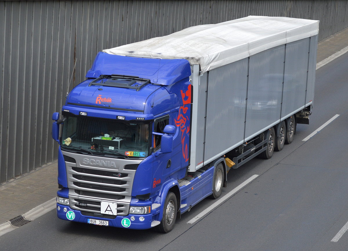 Tschechischer Sattelzug mit SCANIA R450 Zugmaschine der Fa. Rehak am 31.05.16 auf der Berliner Stadtautobahn Höhe Knobelsdorffstr.