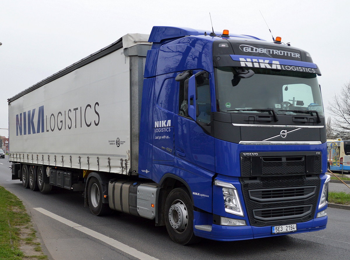 Tschechischer Sattelzug der Sped. NIKA LOGISTICS mit VOLVO FH 460 Zugmaschine am 12.04.16 Schönefeld bei Berlin.