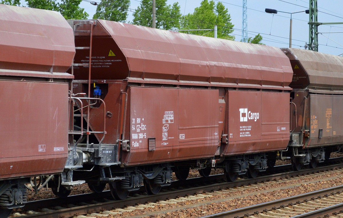 Tschechischer Sch�ttgutwagen der CD Cargo mit der Nr. 31 RIV 54 CZ-CDC 6688 269-5 Falls 401.5 in einem Ganzzug am 03.06.15 Bhf. Flughafen Berlin-Sch�nefeld.