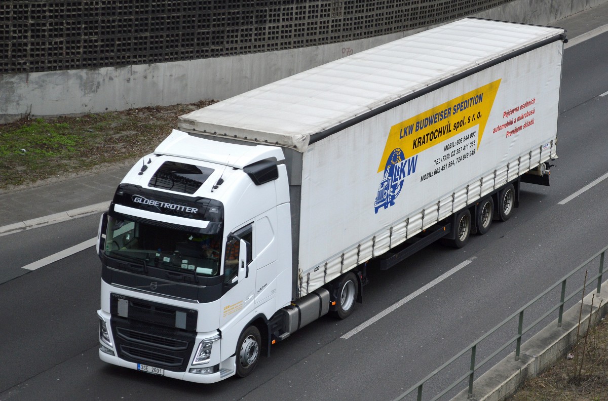 Tschechischer VOLVO FH 500 GLOBETROTTER Sattelzug der Sped.KRATOCHVIL spol. sr.o. am 13.04.15 Berliner Stadtautobahn Höhe Kaiserdamm.