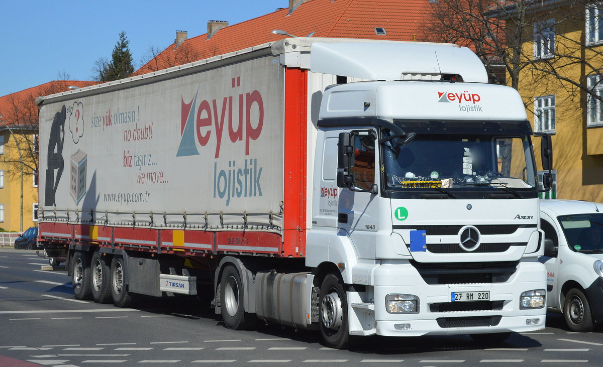 Türkischer Sattelzug mit MB AXOR 1840 Zugmaschine der Sped. eyup Logistic am 27.03.17 Berlin-Adlershof.