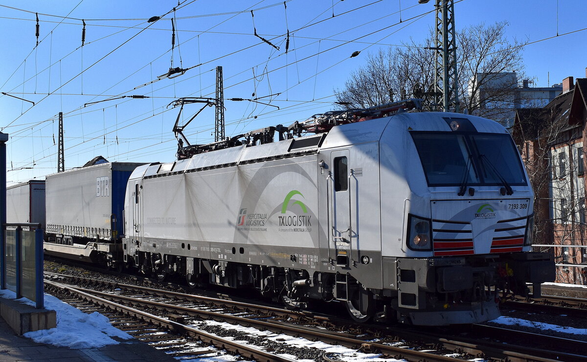 TX Logistik AG, Bad Honnef [D] mit ihrer recht neuen Vectron  7193 309  [NVR-Nummer: 91 80 7193 309-0 D-TXL] und einem KLV-Zug am 19.02.25 Höhe Bahnhof Magdeburg-Neustadt.