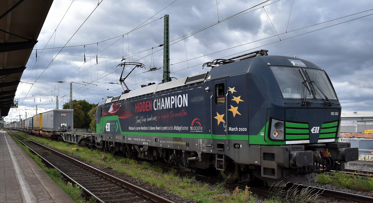 TX Logistik AG, Bad Honnef [D] mit der geleasten ELL Vectron  193 203  [NVR-Nummer: 91 80 6193 203-7 D-ELOC] und einem KLV-Zug am 11.09.25 Höhe Bahnhof Magdeburg-Neustadt.