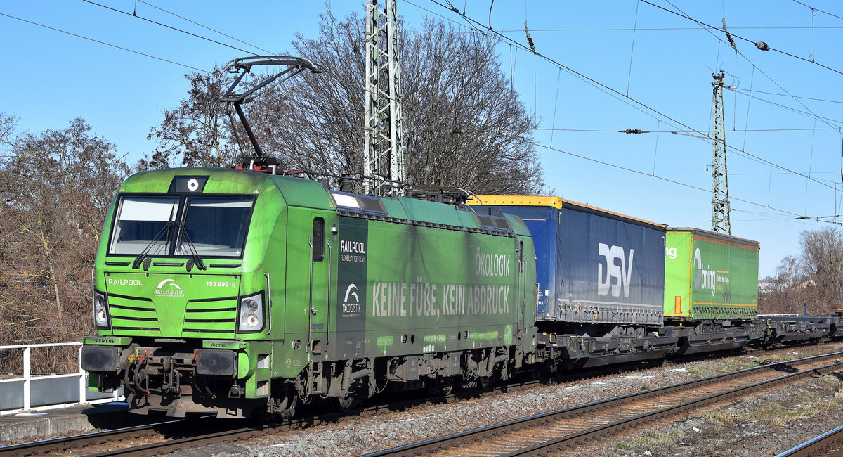 TX Logistik AG, Troisdorf [D] mit der geleasten Railpoool Vectron  193 996-6  [NVR-Nummer: 91 80 6193 996-6 D-Rpool] und einem KLV-Zug am 19.02.25 Höhe Bahnhof Magdeburg-Neustadt.