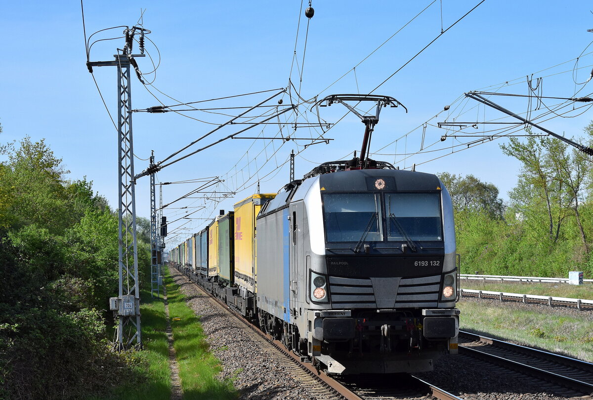 TX Logistik AG, Troisdorf [D] mit der geleasten Railpool Vectron  6193 132  [NVR-Nummer: 91 80 6193 132-8 D-Rpool] und einem KLV-Zug aus dem Seehafen Rostock am 16.04.25 Höhe Bahnhof Berlin Hohenschönhausen.