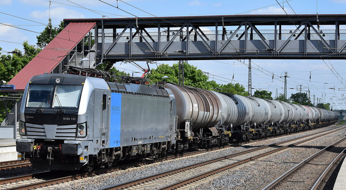 TX Logistik AG, Troisdorf [D] mit der geleasten Railpool Vectron   6193 132  [NVR-Nummer: 91 80 6193 132-8 D-Rpool] und einem Kesselwagenzug am 12.05.25 Höhe Bahnhof Saarmund.