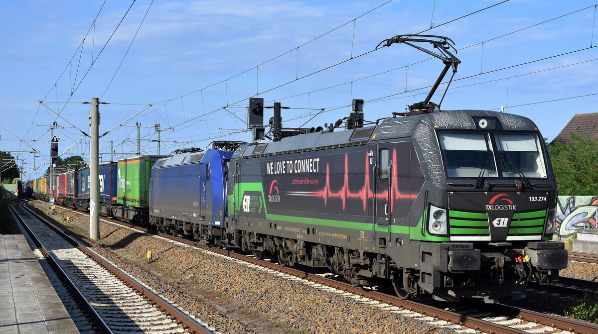 TX Logistik AG, Troisdorf [D] mit der geleasten ELL Vectron  193 274  [NVR-Nummer: 91 80 6193 274-8 D-ELOC] + der geleasten BRLL Lok  185 503-0  [NVR-Nummer: 91 80 6185 503-0 D-BRLL] und KLV-Zug am Haken am 16.07.25 Höhe Bahnhof Luckenwalde.