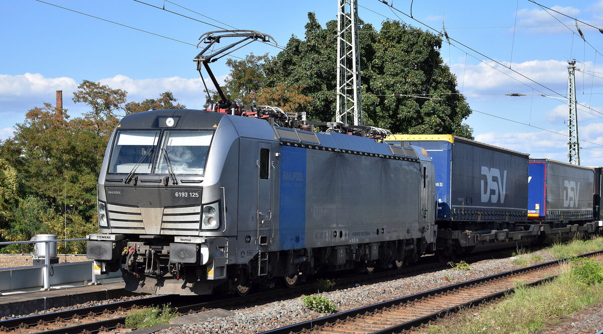 TX Logistik AG, Troisdorf [D] mit der geleasten Railpool Vectron  6193 125  [NVR-Nummer: 91 80 6193 125-2 D-Rpool] und einem KLV-Zug am 08.09.25 Höhe Bahnhof Magdeburg-Neustadt.