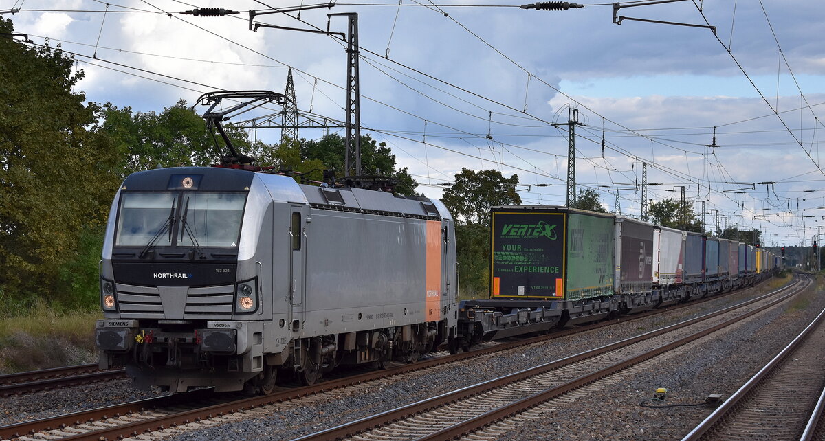 TX Logistik AG, Troisdorf [D] mit der geleasten northrail Vectron  193 921  [NVR-Nummer: 91 80 6193 921-4 D-NRAIL] und einem KLV-Zug am 29.09.25 Höhe Bahnhof Saarmund.